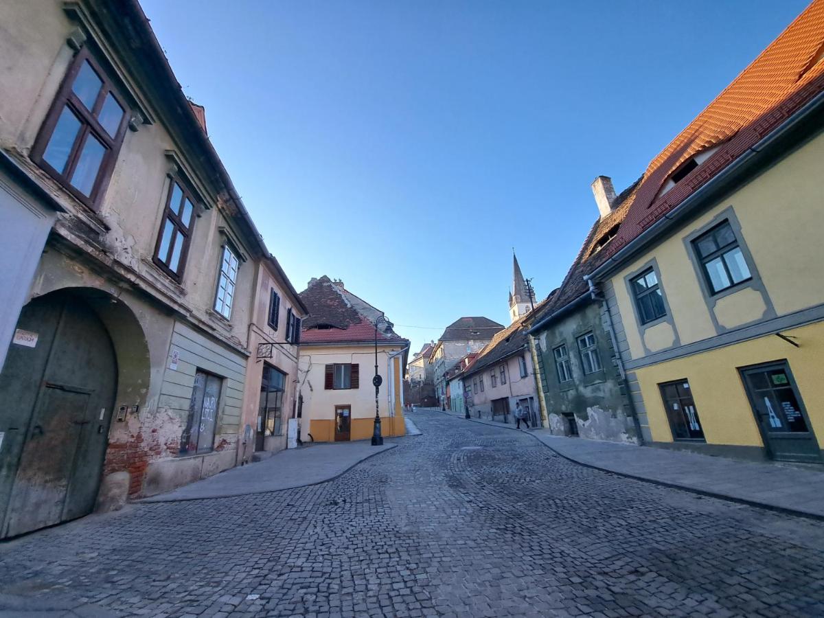 Cozy Apartment In The Heart Of Sibiu Extérieur photo